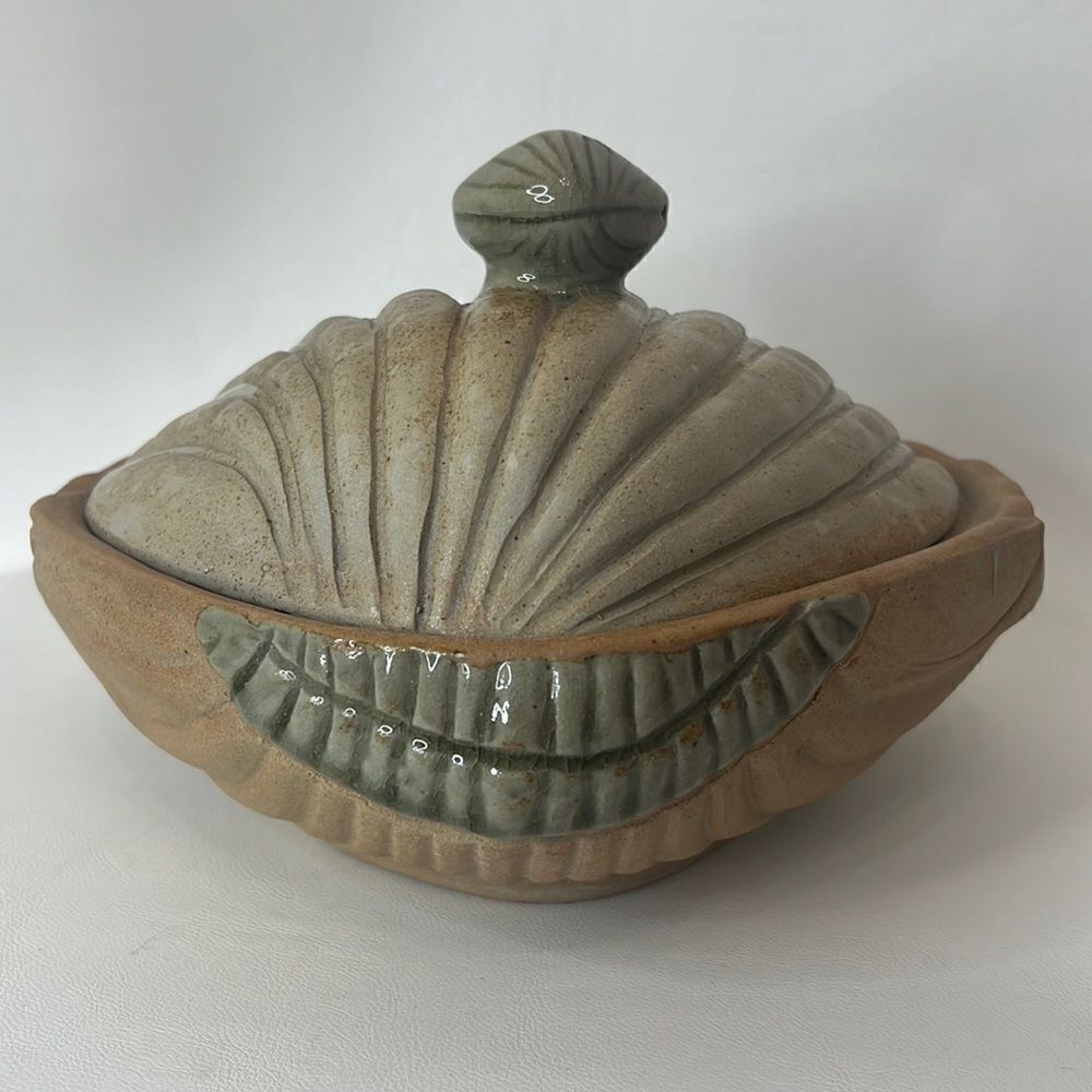 Smiling Teeth Clam Seashell Nautical Vintage Ribbed Glaze Pottery Lidded Storage